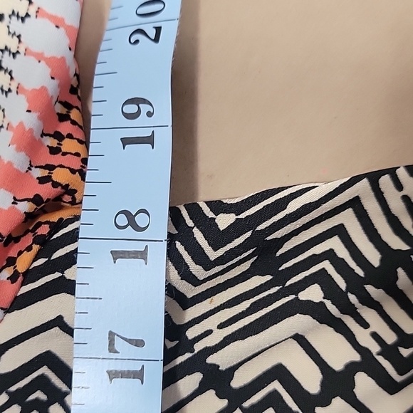 BCBGeneration Geometric Abstract Pattern Shift Dress, Size M, Short Sleeved EUC. - Picture 6 of 9